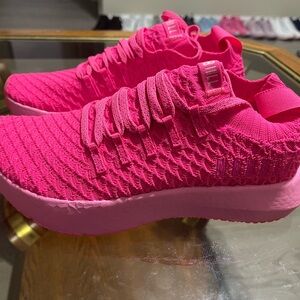 Look at this beautiful get it before gone men size 5.5
Women 7